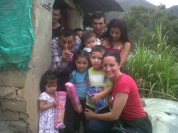 Entrega de regalos a niños y familias